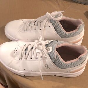 On Running “the Roger Advantage” Tennis Shoes